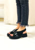 Imagen de Sandalia Pitt Negro Charol Gamuza