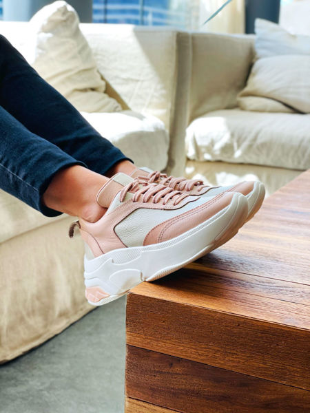 Imagen de Sneaker Banksy Rosa