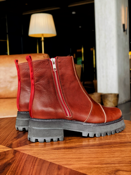 Imagen de Bota Lavinia Chocolate y Rojo