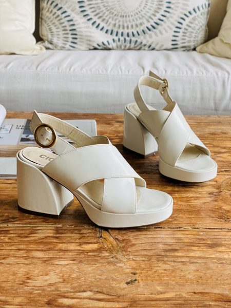 Imagen de Sandalia Pearson Off White Charol