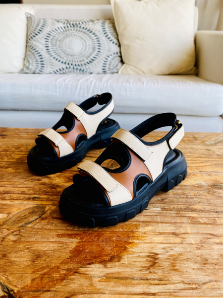 Imagen de Sandalia Mykonos Tostado y Negro