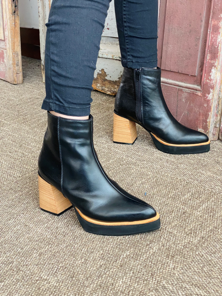 Imagen de Bota Lyanna Negro Lagarto